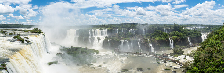 Fototapeta premium Panorama der Iguazu Wasserfälle an der Grenze von Argentinien und Brasilien