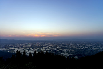 八乙女山から望む夕に染まる砺波平野　散居村