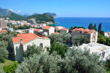 Obraz premium Город Петровац. Летний пейзаж. Адриатическое море, Черногория