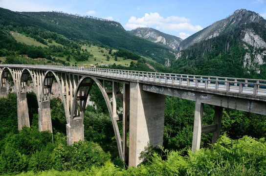 Мост Джурджевича через реку Тара летом в Черногории