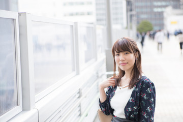 都会を歩く可愛い女性