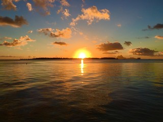 Obraz premium Beautiful sunset a Tahaa with a view on the Motu Tautau and Bora Bora in the background, Tahaa, Tahiti, French Polynesia