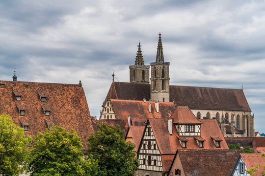 Fachwerkhäuser und die St. Jakobskirche in Rothenburg ob der Tauber