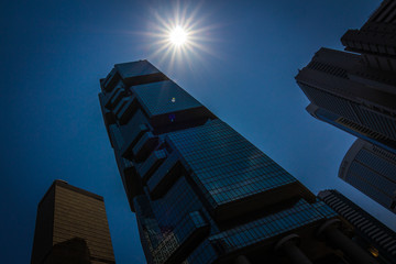 Blick in den Himmel im Bankenviertel mit Hochhäusern, Hongkong, Asien