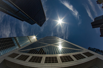 Blick in den Himmel mit Hochhaus und Reflektion der Sonne, Hongkong, Asien