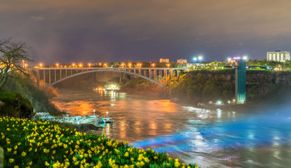 Fototapeta na wymiar The Rainbow Bridge between USA and Canada at Niagara Falls.