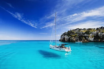 Foto op Canvas Prachtige baai met zeilboten, eiland Menorca, Spanje © kite_rin