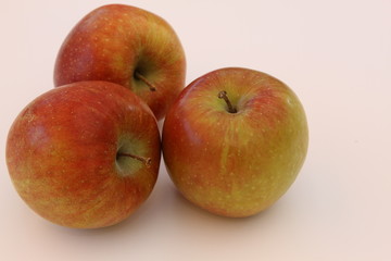 Apfel isoliert auf weissem Hintergrund