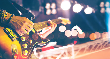 Naklejka premium Scen światła. Abstrakcjonistyczny muzyczny tło. Bawić się gitarę i koncerta pojęcie. Żywy muzyczny tło rocznika styl. Koncertowy i muzyczny festiwal. Instrument na scenie i zespół