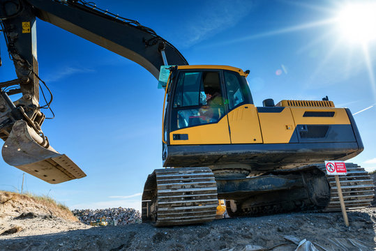 grue devant le panneau de chantier