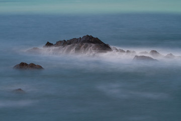 Fototapety  Błękitne Morze i Mgliste Formacje Skalne - wybrzeże Devon, Wielka Brytania