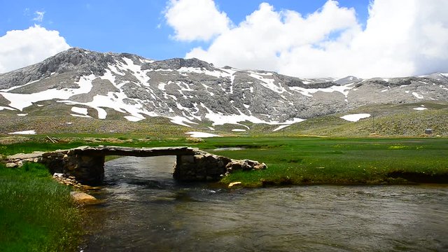 dağlarda su manzaraları ve k&ouml;pr&uuml;