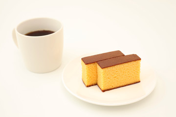 お皿にのせたカステラトコーヒー 白背景