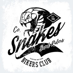 Naklejka premium Vintage American furious green snake bikers club tee print vector design. Street wear mascot t-shirt emblem. Premium quality wild animal superior logo concept illustration.