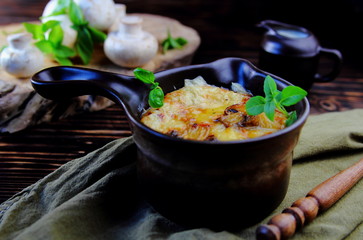 запеканка грибная в керамической форме с базиликом