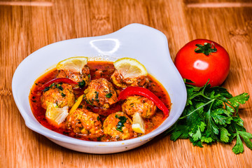 Plat de poisson avec légumes 