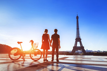 Fototapeta na wymiar Couple with bicycle looking at Eiffel Tower on Trocadero