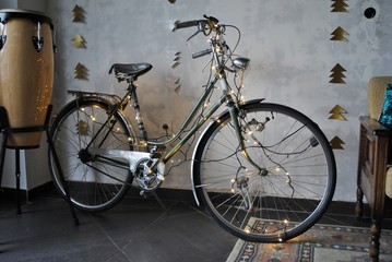 Obraz premium Bicycle decorated with lights in a room; object and interior concept.