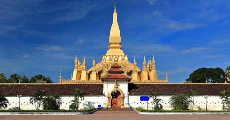PhaThat Luang large gold-covered Buddhist stupa. Vientiane-Laos. 4847 © rweisswald