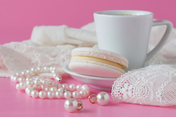 Obraz na płótnie Canvas White pearls necklace on toilette table. Selective focus.
