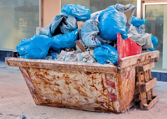 Baucontainer mit Müllsäcken