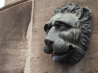 Budynek zabytkowy z głowa lwa rzeźba mur