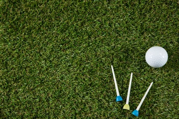 Papier Peint photo Golf Vue aérienne de balle de golf avec tee sur terrain