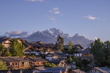 Blue sky traditional retro old Naxi house Yulong snow mountain in Lijiang old town, Yunnan...