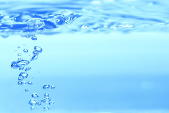 水の泡と水面、水中の素材。健康や医療、環境やライフスタイル、飲料のイメージ。