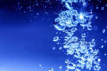 水の泡と水面、水中の素材。健康や医療、環境やライフスタイル、飲料のイメージ。