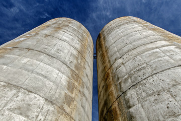 Skyward view of two silos situated close together. © Roman Tiraspolsky