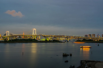 Naklejka premium View rainbow bridge odaiba tokyo japan at night .