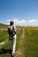 Donna fa trekking in montagna