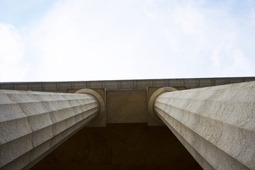 colonne ioniche in tempio neoclassico