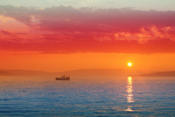 Obraz premium Silhouette of motor boats in the sea In saturated colors. Seascape. Minimalism