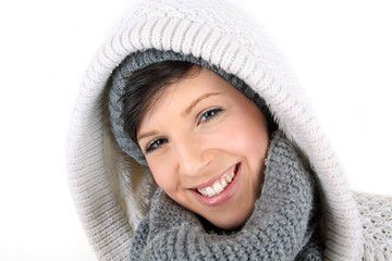 lächelnde junge Frau in Winterkleidung