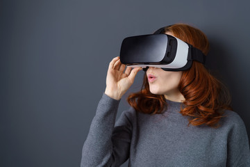 frau trägt eine vr brille und ist überrascht