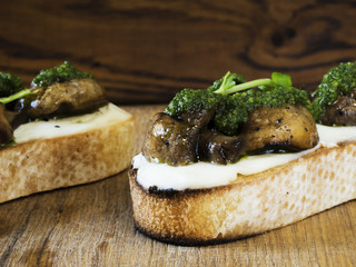 Bruschetta with baked champignons