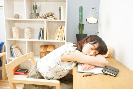 「突っ伏す」の写真素材 | 211件の無料イラスト画像 | Adobe Stock