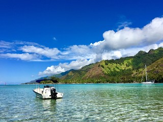 Fototapeta na wymiar Boat in the turquoise lagoon of Moorea island, Tahiti, French Polynesia