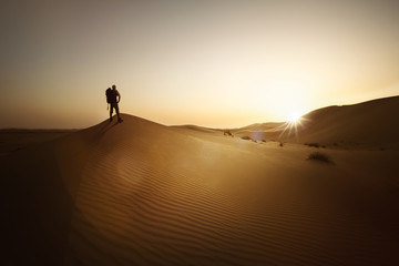 Fototapeta na wymiar Wanderer in der Wüste
