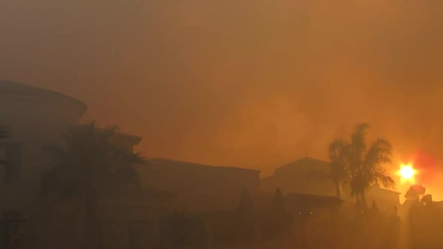 Humo provocado por incendio, casas, coche y sol / Smoke caused by fire, houses, car and sun