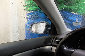 Naklejka premium In der Autowaschstraße