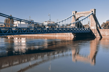 Fototapeta na wymiar Most wiszący w słoneczny dzień