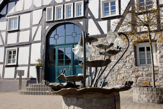 Brunnen und Fachwerkhaus an der Hauptstra&szlig;e in Balve, Nordrhein-Westfalen