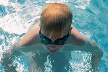 Junge Bub genisst den Sommer im Freibad