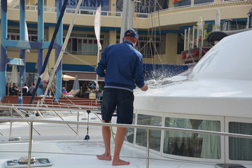 limpiando un barco © uzkiland