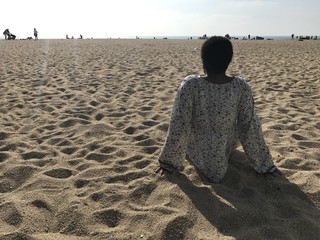 muchacha disfrutando de un descanso en la arena de la playa