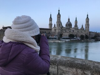 mujer realizando fotos a la basilica del Pilar de Zaragoza