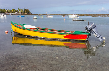 reflets de barque à Bassin Pirogue, l'Etang-Salé-les-Bains, île de la Réunion 